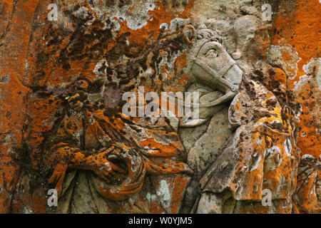 Detail des verlassenen Relief 'Anbetung der Könige' im Bereich der open air skulpturale Galerie bekannt als Braunův Betlém (Braun Bethlehem) im Wald in der Nähe des Dorfes Žireč in Ostböhmen, Tschechische Republik. Die monumentale Relief wurde von berühmten in Österreich geborene Bildhauer Matthias Bernhard Braun (matyáš Bernard Braun) von 1726 bis 1734 unter anderem geschnitzte Statuen und Reliefs direkt in Sandsteinfelsen im New Forest in der Nähe des Kuks Krankenhaus (Nový les u Kuksu). Die Braunův Betlém gilt als eines der Meisterwerke des böhmischen Barock Skulptur werden. Stockfoto