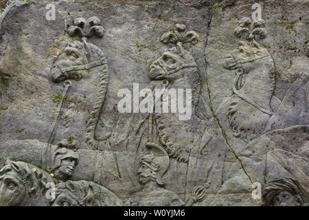 Kamele im Detail der verlassenen Relief 'Anbetung der Heiligen Drei Könige dargestellt" in den Bereich des open air skulpturale Galerie bekannt als Braunův Betlém (Braun Bethlehem) im Wald in der Nähe des Dorfes Žireč in Ostböhmen, Tschechische Republik. Die monumentale Relief wurde von berühmten in Österreich geborene Bildhauer Matthias Bernhard Braun (matyáš Bernard Braun) von 1726 bis 1734 unter anderem geschnitzte Statuen und Reliefs direkt in Sandsteinfelsen im New Forest in der Nähe des Kuks Krankenhaus (Nový les u Kuksu). Die Braunův Betlém gilt als eines der Meisterwerke des böhmischen Barock Skulptur werden. Stockfoto