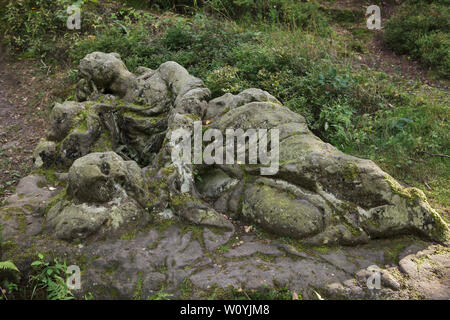 Abgebrochene Statue des Pönitenten Magdalena im Bereich der open air skulpturale Galerie bekannt als Braunův Betlém (Braun Bethlehem) im Wald in der Nähe des Dorfes Žireč in Ostböhmen, Tschechische Republik. Die Statue wurde von berühmten in Österreich geborene Bildhauer Matthias Bernhard Braun (matyáš Bernard Braun) von 1726 bis 1734 unter anderem geschnitzte Statuen und Reliefs direkt in Sandsteinfelsen im New Forest in der Nähe des Kuks Krankenhaus (Nový les u Kuksu). Die Braunův Betlém gilt als eines der Meisterwerke des böhmischen Barock Skulptur werden. Stockfoto