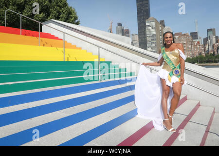 New York, Vereinigte Staaten. 28 Juni, 2019. Die Miss Brasilien Gay 2009, Ava Simões am Franklin D. Roosevelt vier Freiheiten Park auf eine Leiter mit den Farben des Regenbogens in New York in den Vereinigten Staaten fotografierte dieses Freitag, 28. (Foto: WILLIAM VOLCOV/BRASILIEN FOTO PRESSE) Credit: Brasilien Foto Presse/Alamy leben Nachrichten Stockfoto