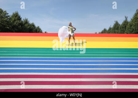 New York, Vereinigte Staaten. 28 Juni, 2019. Die Miss Brasilien Gay 2009, Ava Simões am Franklin D. Roosevelt vier Freiheiten Park auf eine Leiter mit den Farben des Regenbogens in New York in den Vereinigten Staaten fotografierte dieses Freitag, 28. (Foto: WILLIAM VOLCOV/BRASILIEN FOTO PRESSE) Credit: Brasilien Foto Presse/Alamy leben Nachrichten Stockfoto