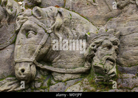 Pferd und die Heiligen drei Könige in der Detailansicht der verlassenen Relief 'Anbetung der Heiligen Drei Könige dargestellt" in den Bereich des open air skulpturale Galerie bekannt als Braunův Betlém (Braun Bethlehem) im Wald in der Nähe des Dorfes Žireč in Ostböhmen, Tschechische Republik. Die monumentale Relief wurde von berühmten in Österreich geborene Bildhauer Matthias Bernhard Braun (matyáš Bernard Braun) von 1726 bis 1734 unter anderem geschnitzte Statuen und Reliefs direkt in Sandsteinfelsen im New Forest in der Nähe des Kuks Krankenhaus (Nový les u Kuksu). Die Braunův Betlém gilt als eines der Meisterwerke des böhmischen Barock sculpt werden Stockfoto