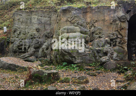 Zwei verlassene Anbetung entlastet "der Sterndeuter" und "Geburt Jesu" (R) im Bereich der offenen skulpturalen Galerie bekannt als Braunův Betlém (Braun Bethlehem) im Wald in der Nähe des Dorfes Žireč in Ostböhmen, Tschechische Republik. Die monumentale entlastet wurden von berühmten in Österreich geborene Bildhauer Matthias Bernhard Braun (matyáš Bernard Braun) von 1726 bis 1734 unter anderem geschnitzte Statuen und Reliefs direkt in Sandsteinfelsen im New Forest in der Nähe des Kuks Krankenhaus (Nový les u Kuksu). Die Braunův Betlém gilt als eines der Meisterwerke des böhmischen Barock Skulptur werden. Stockfoto