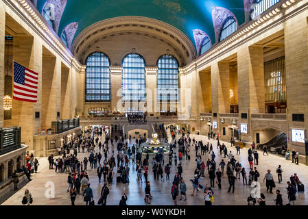 NEW YORK, 19. APRIL 2019: Pendler und Touristen in der Grand Central Station im April 19, 2019 in New York, Panoramaaussicht. Es ist der größte Bahnhof s Stockfoto