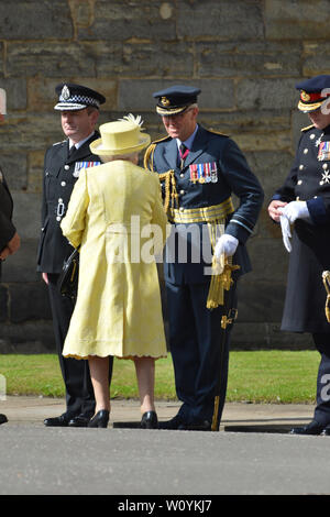 Edinburgh, Großbritannien. 28. Juni 2019. Ihre Majestät die Königin die Zeremonie der Schlüssel im Palast von Holyroodhouse in Edinburgh besucht. Die Ehrengarde wird F Coy Scots Guards. Rohre und Trommeln sind von der 1. Bataillon, Scots Guards und Musik durch die Band des Royal Regiment von Schottland. Credit: Colin Fisher/Alamy leben Nachrichten Stockfoto