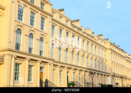 Fassade des georgianischen Stil Reihenhäuser in London Stockfoto