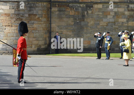 Edinburgh, Großbritannien. 28. Juni 2019. Ihre Majestät die Königin die Zeremonie der Schlüssel im Palast von Holyroodhouse in Edinburgh besucht. Die Ehrengarde wird F Coy Scots Guards. Rohre und Trommeln sind von der 1. Bataillon, Scots Guards und Musik durch die Band des Royal Regiment von Schottland. Credit: Colin Fisher/Alamy leben Nachrichten Stockfoto