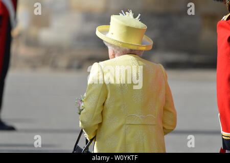 Edinburgh, Großbritannien. 28. Juni 2019. Ihre Majestät die Königin die Zeremonie der Schlüssel im Palast von Holyroodhouse in Edinburgh besucht. Die Ehrengarde wird F Coy Scots Guards. Rohre und Trommeln sind von der 1. Bataillon, Scots Guards und Musik durch die Band des Royal Regiment von Schottland. Credit: Colin Fisher/Alamy leben Nachrichten Stockfoto