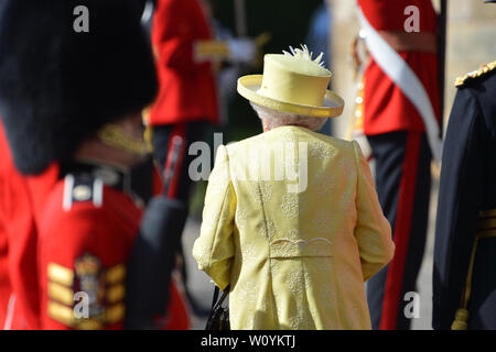 Edinburgh, Großbritannien. 28. Juni 2019. Ihre Majestät die Königin die Zeremonie der Schlüssel im Palast von Holyroodhouse in Edinburgh besucht. Die Ehrengarde wird F Coy Scots Guards. Rohre und Trommeln sind von der 1. Bataillon, Scots Guards und Musik durch die Band des Royal Regiment von Schottland. Credit: Colin Fisher/Alamy leben Nachrichten Stockfoto