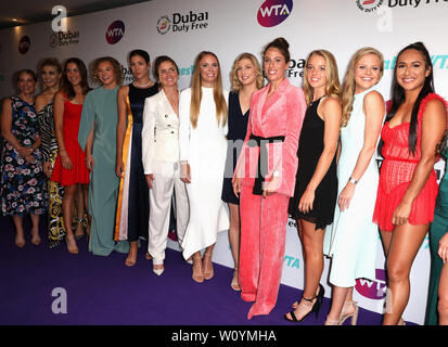 Chris Evert, Eugenie Bouchard, Belinda Bencic, Katerina Siniakova, garbine Muguruza, Elina Svitolina, Caroline Wozniacki, Julia Boserup, Johanna Konta, Katie Swan, Harriet Dart und Heather Watson an der Dubai Duty Free WTA-Sommerfest 2019 im Jumeirah Carlton Tower, London statt. Stockfoto