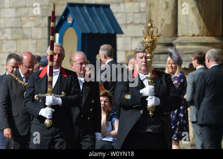 Edinburgh, Großbritannien. 28. Juni 2019. Ihre Majestät die Königin die Zeremonie der Schlüssel im Palast von Holyroodhouse in Edinburgh besucht. Die Ehrengarde wird F Coy Scots Guards. Rohre und Trommeln sind von der 1. Bataillon, Scots Guards und Musik durch die Band des Royal Regiment von Schottland. Credit: Colin Fisher/Alamy leben Nachrichten Stockfoto