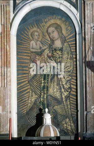 VIRGEN DEL CORAL - FECHADA HACIA 1375 - PINTADA SOBRE EL MURO DE LA ANTIGUA IGLESIA. Lage: Iglesia de San Ildefonso. Sevilla. Sevilla. Spanien. Stockfoto