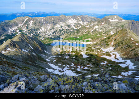 Perfekt klar Bucura See (2040 m), ein Gletscher cirque See im Retezat-gebirge, Rumänien, als von Peleaga Peak gesehen, bei Sonnenaufgang, im Sommer wandern se Stockfoto