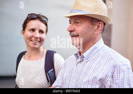 Hispanic Vater im Sommer Hut und Tochter wandern Outdoor zusammen Stockfoto
