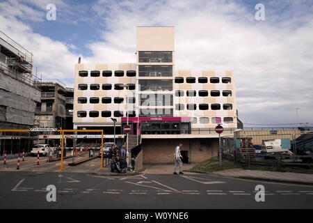 AJAXNETPHOTO. 2019. WORTHING, ENGLAND - Platzsparend - GRAFTON MEHRSTÖCKIGES PARKHAUS nach MALERARBEITEN. Foto: Jonathan Eastland/AJAX REF: DP 191405 159 Stockfoto