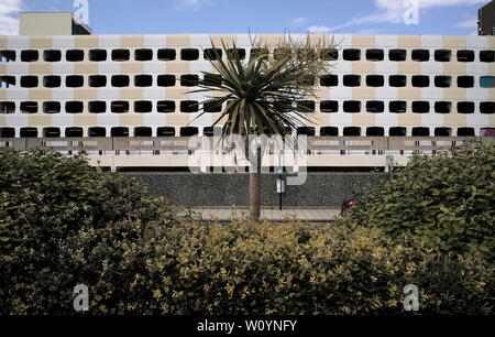 AJAXNETPHOTO. 2019. WORTHING, ENGLAND - Platzsparend - GRAFTON MEHRSTÖCKIGES PARKHAUS nach MALERARBEITEN. Foto: Jonathan Eastland/AJAX REF: DP 191405 164 Stockfoto