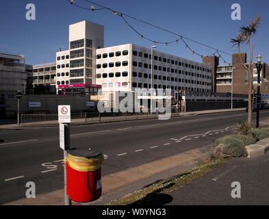 AJAXNETPHOTO. 2019. WORTHING, ENGLAND - Platzsparend - GRAFTON MEHRSTÖCKIGES PARKHAUS nach MALERARBEITEN. Foto: Jonathan Eastland/AJAX REF: DP 191405 174 Stockfoto