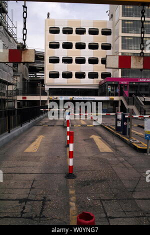 AJAXNETPHOTO. 2019. WORTHING, ENGLAND - Platzsparend - GRAFTON MEHRSTÖCKIGES PARKHAUS nach MALERARBEITEN. Foto: Jonathan Eastland/AJAX REF: DP 192204 152 Stockfoto