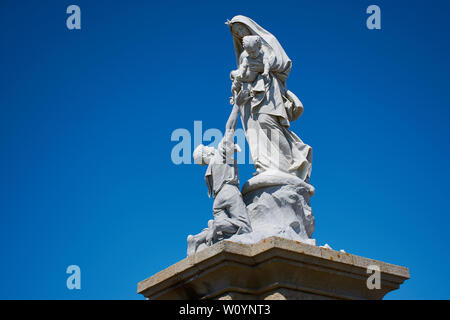 PLOGOFF, Frankreich - Juli, 13, 2017: Notre Dame Naufrages Statue in Pointe du Raz. Stockfoto