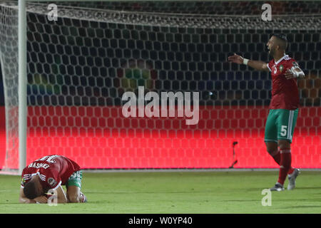 Kairo, Ägypten. 28 Juni, 2019. Marokkos Youssef En-Nesyri (L) und sein Mannschaftskamerad Prairie Benatia feiern ihren Sieg nach dem 2019 Afrika Cup Gruppe D Fußballspiel zwischen Marokko und der Elfenbeinküste an al-salam Stadion. Credit: Omar Zoheiry/dpa/Alamy leben Nachrichten Stockfoto