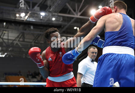 Großbritanniens Cheavon Clarke (links) in Aktion gegen Belarus Uladzislau Smiahlikkau während ihrer Heavyweight semi Finale, bei Tag acht der Europäischen Spiele 2019 in Minsk. Stockfoto