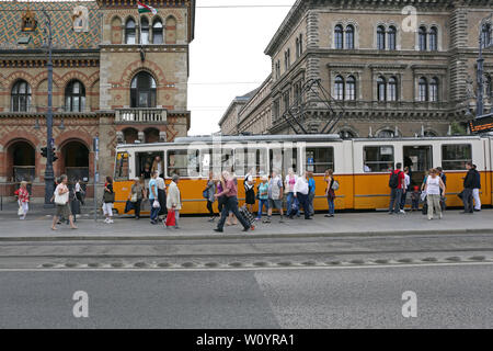 Budapest, Ungarn - 13. Juli 2015: Leute an der Straßenbahnhaltestelle vor der zentralen Markthalle an Vamhaz Straße in Budapest, Ungarn. Stockfoto