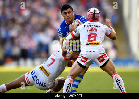 Halliwell Jones Stadium, Warrington, Großbritannien. 28 Juni, 2019. Betfred Superleague Rugby, Warrington Wolves gegen St Helens; Bryson Goodwin von Warrington Wolves läuft in die von Theo Fages und Dominique Peyroux von St Helens Credit: Aktion plus Sport/Alamy Leben Nachrichten anpacken Stockfoto