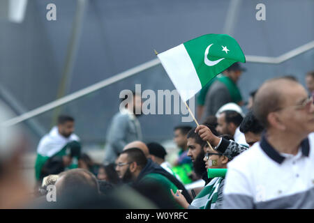 26 Juni, 2019 - Pakistan Verfechter leidenschaftlich ihre Mannschaft gegen Neuseeland Unterstützung bei Edgebaston, Birminghan während der 2019 ICC World Cup Stockfoto