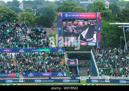 26 Juni, 2019 - Pakistan Verfechter leidenschaftlich ihre Mannschaft gegen Neuseeland Unterstützung bei Edgebaston, Birminghan während der 2019 ICC World Cup Stockfoto