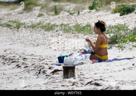 Bracklesham Straße, Hayling Island. 28. Juni 2019. Schöne sonnige Wetter entlang der Südküste heute. Tagesausflügler genießen das Wetter in Hayling Island Sailing Club in Hampshire. Credit: James Jagger/Alamy leben Nachrichten Stockfoto