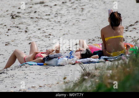 Bracklesham Straße, Hayling Island. 28. Juni 2019. Schöne sonnige Wetter entlang der Südküste heute. Tagesausflügler genießen das Wetter in Hayling Island Sailing Club in Hampshire. Credit: James Jagger/Alamy leben Nachrichten Stockfoto