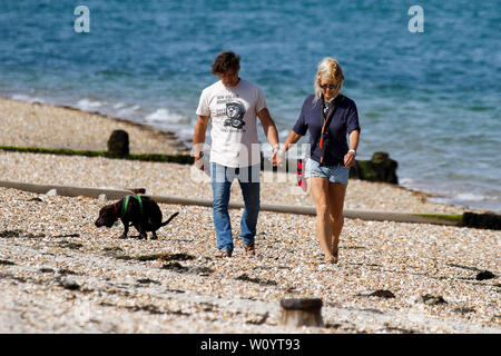 Bracklesham Straße, Hayling Island. 28. Juni 2019. Schöne sonnige Wetter entlang der Südküste heute. Tagesausflügler genießen das Wetter in Hayling Island Sailing Club in Hampshire. Credit: James Jagger/Alamy leben Nachrichten Stockfoto