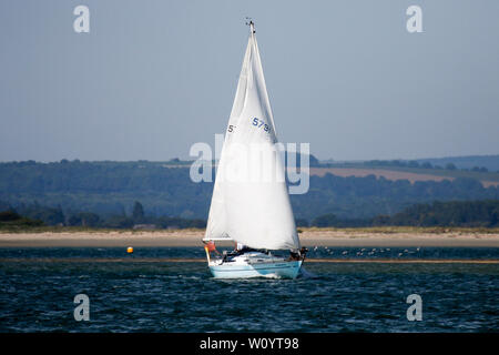 Bracklesham Straße, Hayling Island. 28. Juni 2019. Schöne sonnige Wetter entlang der Südküste heute. Tagesausflügler genießen das Wetter in Hayling Island Sailing Club in Hampshire. Credit: James Jagger/Alamy leben Nachrichten Stockfoto