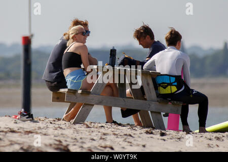 Bracklesham Straße, Hayling Island. 28. Juni 2019. Schöne sonnige Wetter entlang der Südküste heute. Tagesausflügler genießen das Wetter in Hayling Island Sailing Club in Hampshire. Credit: James Jagger/Alamy leben Nachrichten Stockfoto