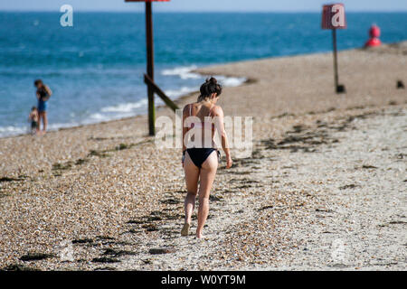 Bracklesham Straße, Hayling Island. 28. Juni 2019. Schöne sonnige Wetter entlang der Südküste heute. Tagesausflügler genießen das Wetter in Hayling Island Sailing Club in Hampshire. Credit: James Jagger/Alamy leben Nachrichten Stockfoto