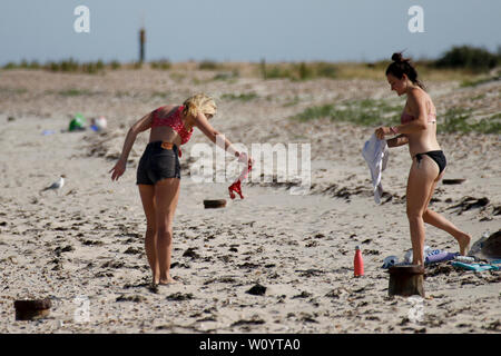 Bracklesham Straße, Hayling Island. 28. Juni 2019. Schöne sonnige Wetter entlang der Südküste heute. Tagesausflügler genießen das Wetter in Hayling Island Sailing Club in Hampshire. Credit: James Jagger/Alamy leben Nachrichten Stockfoto