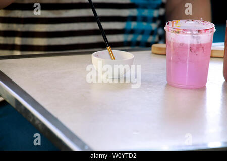 Mann Maler ist das Mischen von Farben vor dem malerei Kunst lack Studio. Künstler in seiner Hand hält Pinsel Farbe Ölfarben für Malerei auf der Palette gemischt. Stockfoto