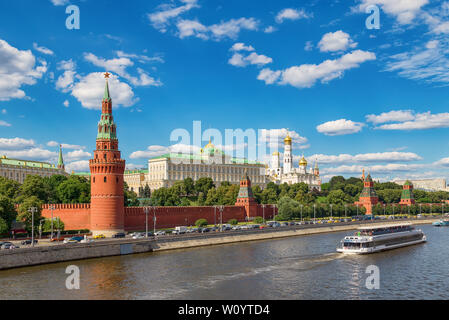 Blick auf den Moskauer Kreml und Kremlevskaya Damm von bolschoj Kamenny Brücke, Moskau, Russland. Stockfoto