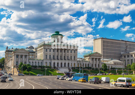 Moskau, Russland - 24. Juni 2019: Die Pashkov House ist ein neoklassizistisches Herrenhaus steht auf einem Hügel mit Blick auf die westliche Mauer des Moskauer Kremls, in der Nähe der Cr Stockfoto