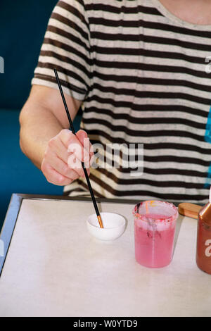 Mann Maler ist das Mischen von Farben vor dem malerei Kunst lack Studio. Künstler in seiner Hand hält Pinsel Farbe Ölfarben für Malerei auf der Palette gemischt. Stockfoto