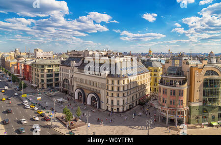 Moskau, Russland - 24. Juni 2019: Das Hotel St. Regis Moskau Nikolskaya und Einkaufszentrum Nautilus Lubyanskaya Platz im Zentrum von Moskau. Stockfoto