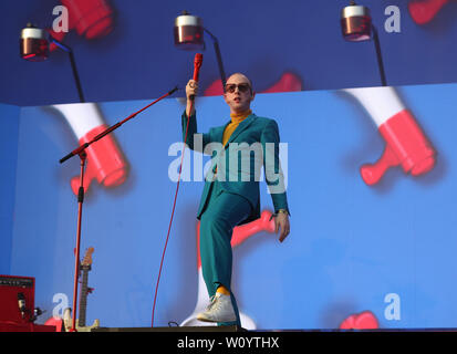 Zwei Tür Cinema Club auf der anderen Bühne während das Glastonbury Festival, würdig Bauernhof in Pilton, Somerset. Stockfoto