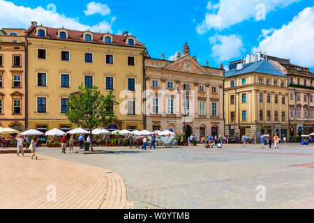 Krakau, Polen - 18. Juni 2019: Panorama der Marktplatz Rynek Glowny mit Häusern und Pferdekutschen Stockfoto