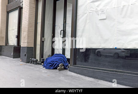 Obdachlose schlafen in einer Tür in San Francisco, Kalifornien, USA. Stockfoto