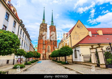 Wroclaw, Polen - 21. Juni 2019: Ostrow Tumski Insel und die Kathedrale des Hl. Johannes des Täufers Towers Stockfoto