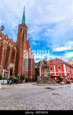 Wroclaw, Polen - 21. Juni 2019: Ostrow Tumski Insel und die Kirche des Heiligen Kreuzes Stockfoto