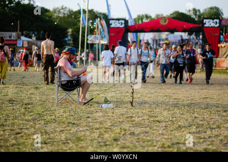 Atmosphäre auf dem Glastonbury Festival 2019 am Freitag, den 28. Juni 2019 an würdige Farm, Pilton. Ein Mann "Fischerei" in einem Feld. Bild von Julie Edwards. Stockfoto