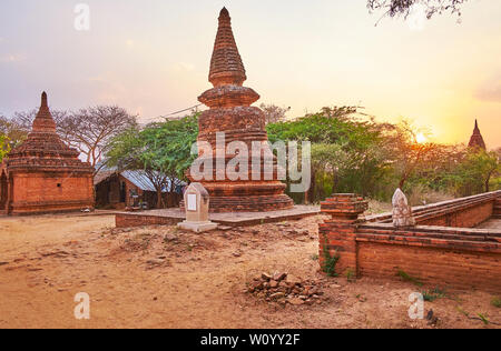 Die alte buddhistische Tempel mit einzigartig geformte Ziegel Stupa, inmitten der Savanne, Bagan, Myanmar entfernt Stockfoto