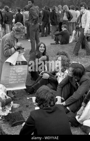 Nationwide Festival of Light London der 1971. September war eine kurzlebige Basisbewegung, die von britischen Christen gebildet wurde, die über den Aufstieg der freizügigen Gesellschaft und soziale Veränderungen in der englischen Gesellschaft besorgt waren. Hyde Park, Großbritannien der 1970er Jahre. Ältere, ältere Frau, die versucht, die jüngere Generation von der christlichen Lebensweise zu überzeugen. 70er HOMER SYKES Stockfoto