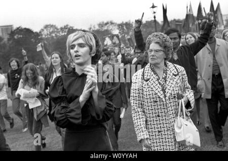 Gay Liberation Front - Gay Liberation Movement, Mann Cross Dressing demonstrierte gegen das Nationwide Festival of Light, ältere Frau wütend auf Mann als junge Frau gekleidet Hyde Park London Rallye September 1971 LGBTQ 1970er UK HOMER SYKES Stockfoto